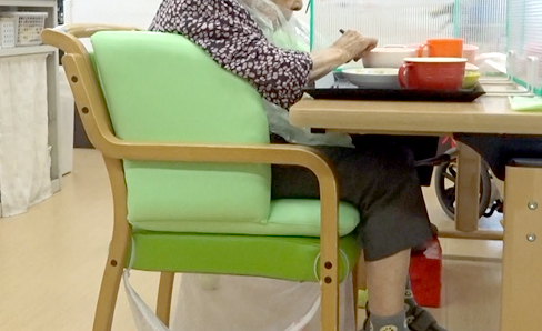 有料老人ホームの取り組みNo.2 誤嚥脱水防止委員会③-1　ピタットクッション